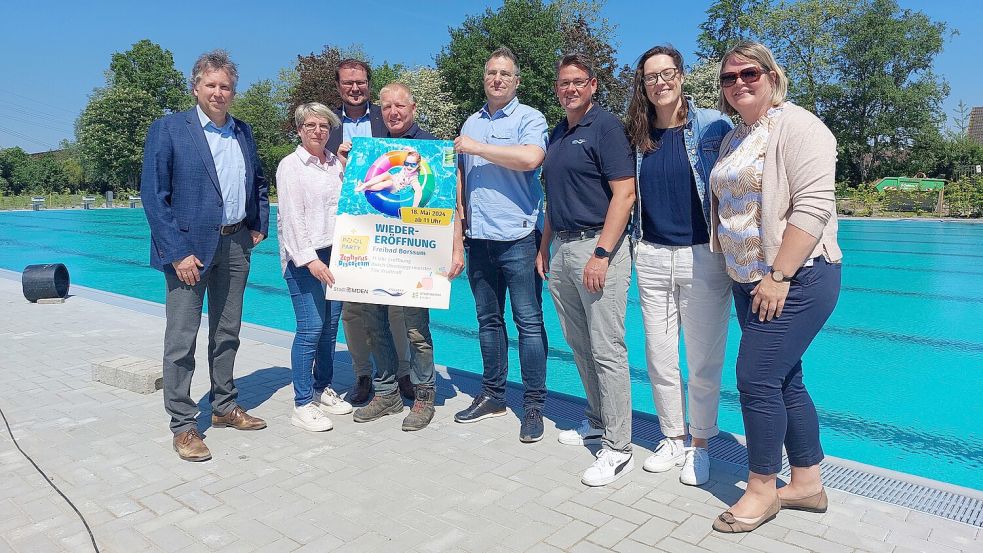 Alle fiebern der Wiedereröffnung des Freibads Borssum am 18. Mai 2024 entgegen: Jens Gieselmann (von links), Lydia Reimann, Tim Kruithoff, Jörg van Grieken, Rainer Wortelker, Wolfgang Linnemann, Nadine Behrensdorf und Tanja Schlichting. Fotos: Hanssen