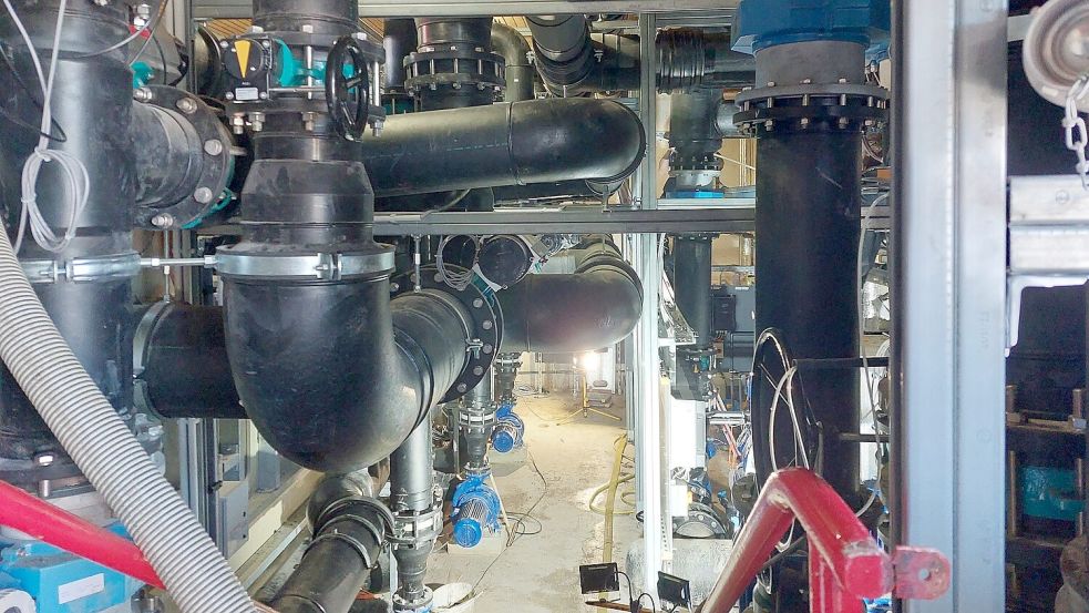 Das Innere des Technikraums ist prall gefüllt.
