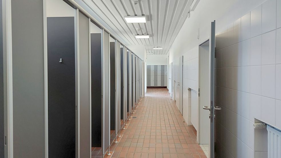 Neue Umkleiden, frisch gestrichene Decken und sparsames Licht: der Haupttrakt des Freibads von innen.