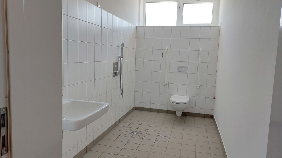 Eine barrierefreie Toilette für Badegäste.