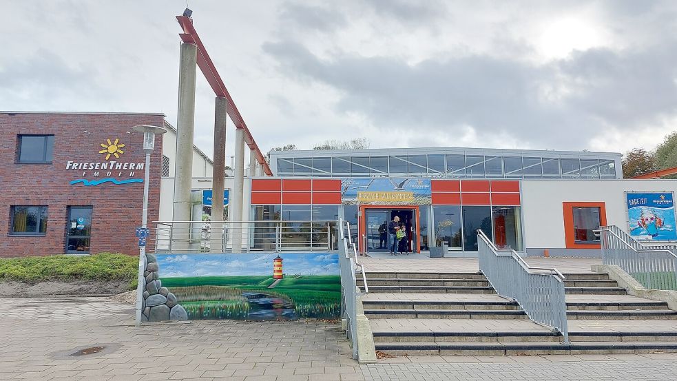 Die Friesentherme schließt ihren regulären Betrieb, wenn das Freibad Borssum öffnet. Foto: Hanssen/Archiv