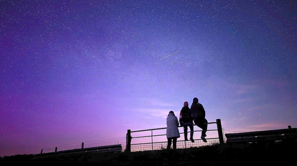 „Wir waren gestern zu dritt 'auf der Jagd' und haben in Aurich-Oldendorf die schönen Lichter erwischt“, schreibt das Fotografinnen-Team zu diesen Aufnahmen von Samstagnacht. Foto: Marit Hühn, Vanessa Rose und Verena Buss