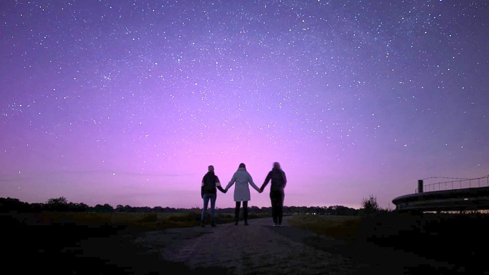 Die drei Fotografinnen haben sich Samstagnacht in Aurich-Oldendorf Zeit genommen, für die schönsten Aufnahmen. Foto: Marit Hühn, Vanessa Rose und Verena Buss