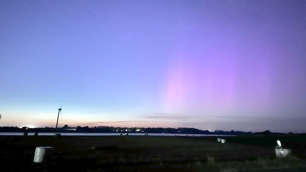 Zarte Polarlichter sind auch auf diesem Foto aus der Krummhörn zu sehen. Foto: Reemt Schmidchen