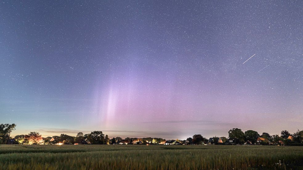 Aurora mit sichtbaren Streifen. Aufgenommen vom Boekladenweg in Holtland. Die Häuser unter dem Nordlicht stehen entlang Königsstraße und Waldstraße in Holtland-Nücke, schreibt der Fotograf. Foto: Yorick Krauth