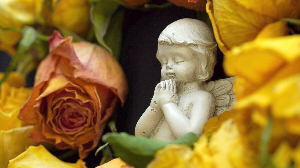 Grabdekorationen wurden vom Friedhof in Papenburg gestohlen. Symbolfoto: Pixabay