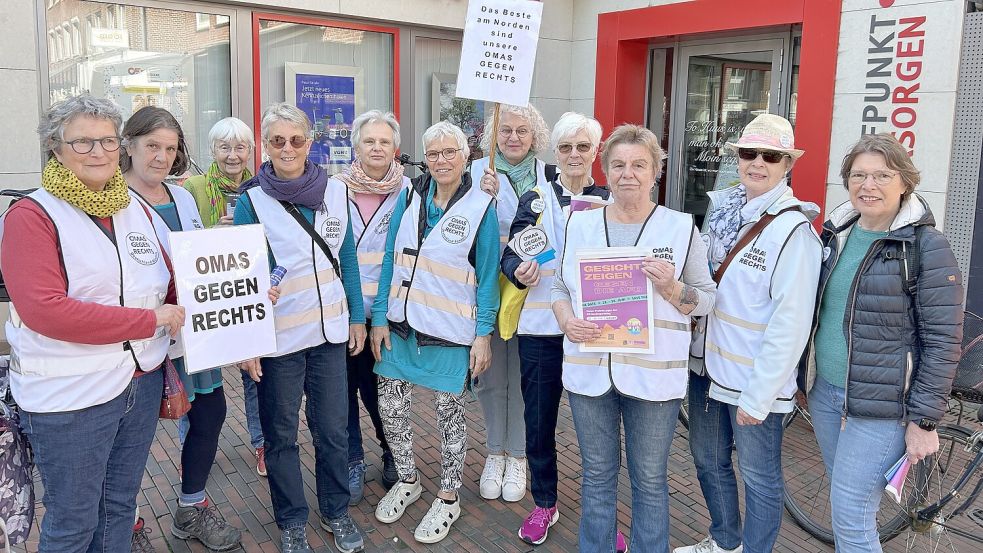 Diese Emder Frauen, die „Omas gegen rechts“, wollen ein Zeichen gegen rechts setzen. Foto: Weiden