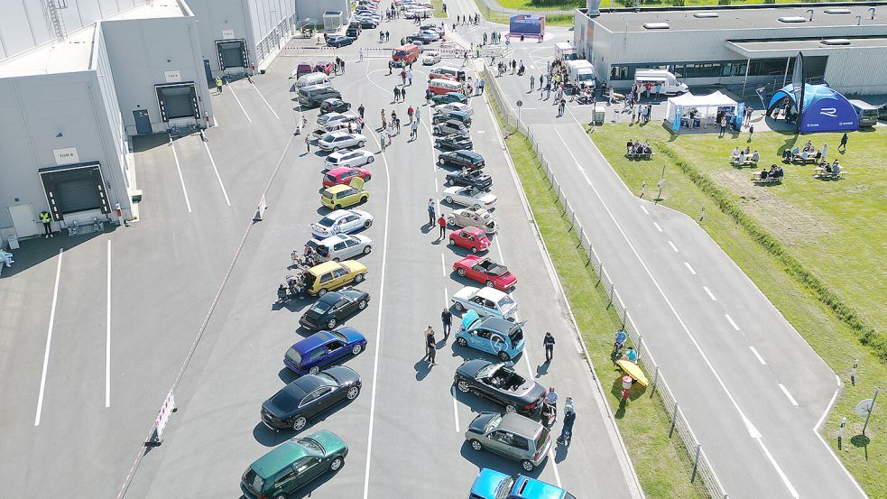 In Reih und Glied: 150 Oldtimer, Youngtimer, Tuner und Sondermodelle wurden auf dem Werksgelände gezeigt. Foto: privat