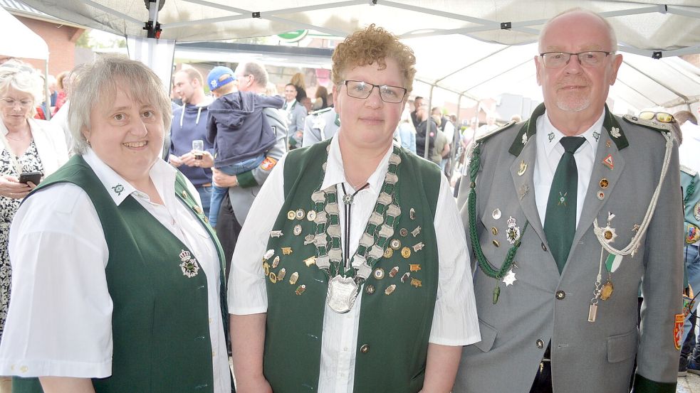 Die neue Schützenkönigin aus Völlenerfehn, Sonja Meinen (Mitte), wählte ihre Vorgängerin Ulrike Wiechers (links) und Heinz-Peter Meyer zu ihren Adjutanten. Fotos: Weers