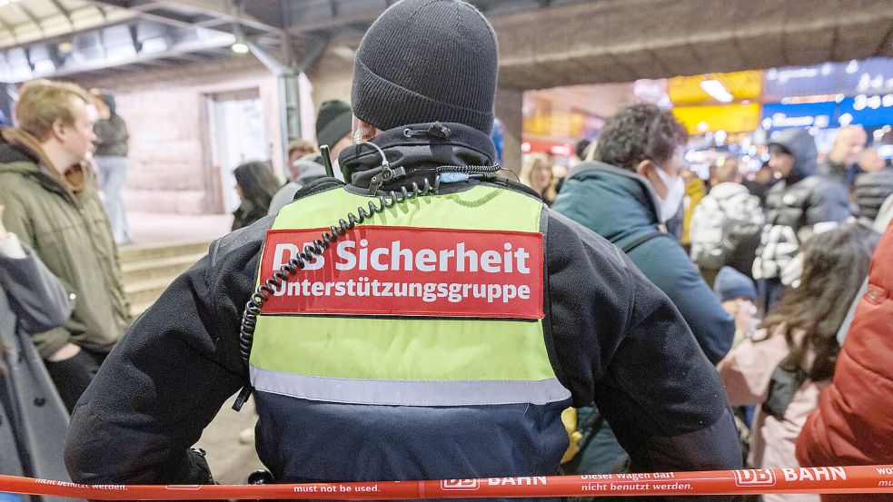 Helfen in brenzligen Situationen, können aber nicht überall sein: Mitarbeiter der DB Sicherheit. Foto: Scholz/DPA/Archiv