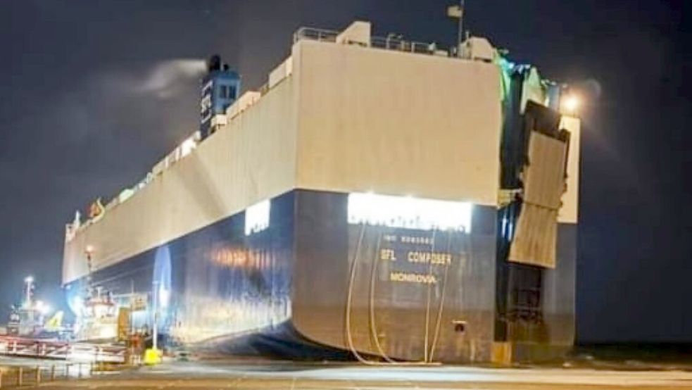 In Emden landete am 21. Dezember 2023 ein Autotransporter mit dem Heck auf der Emspier. Foto: Dennis Meyer/NPorts