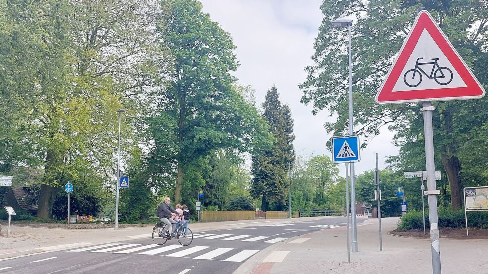 Radfahrer nutzen beim neuen Überweg auf der sanierten Nordertorstraße die Furt in der Mitte der zwei Zebrastreifen. Fußgänger nutzen die gewohnten Überwege. Fotos: Hanssen