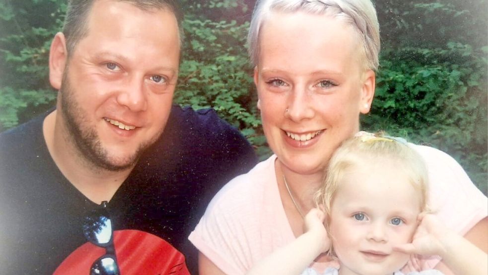 Ein Foto aus glücklicheren Zeiten der kleinen Familie: Marco Röhling mit seiner Verlobten Svenja und Tochter Lotte. Foto: Privat