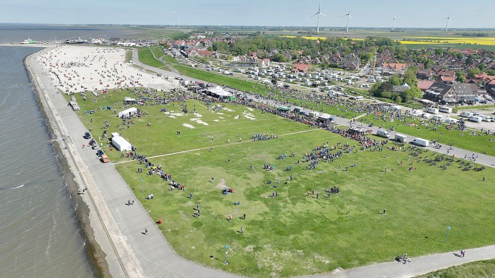 Der Strand war ein herrlicher Austragungsort für Klootschießer und Zuschauer. Foto: NV-Versicherungen/Jens Schipper