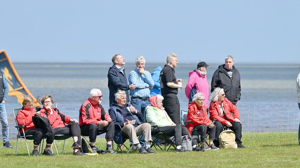 Hinter einem die Nordsee, vor einem der Klootschießer-Wettkampf: der Sonntag bot eine herrliche Kulisse am Strand. Foto: Doden/Blomberg