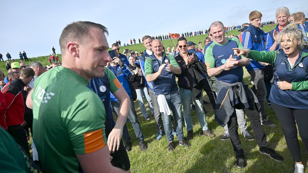 Nach minutenlangem Warten steht fest: James O´Donovan (links) ist Europameister. Eine irische Mitstreiterin (rechts) realisiert es zuerst und jubelt entsprechend. Foto: Doden/Blomberg