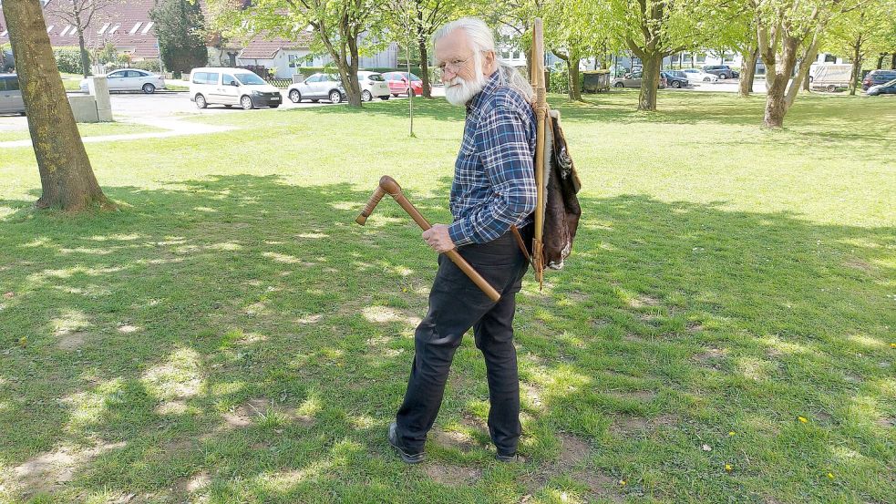 Fototermin mit Harm Paulsen vor seinem Wohnblock in Drei Kronen: Auf dem Rücken trägt er das mit Fell bezogene Holzgestell nach dem Modell Ötzi – eine Art Trekking-Rucksack. Foto: Frauke Bühmann