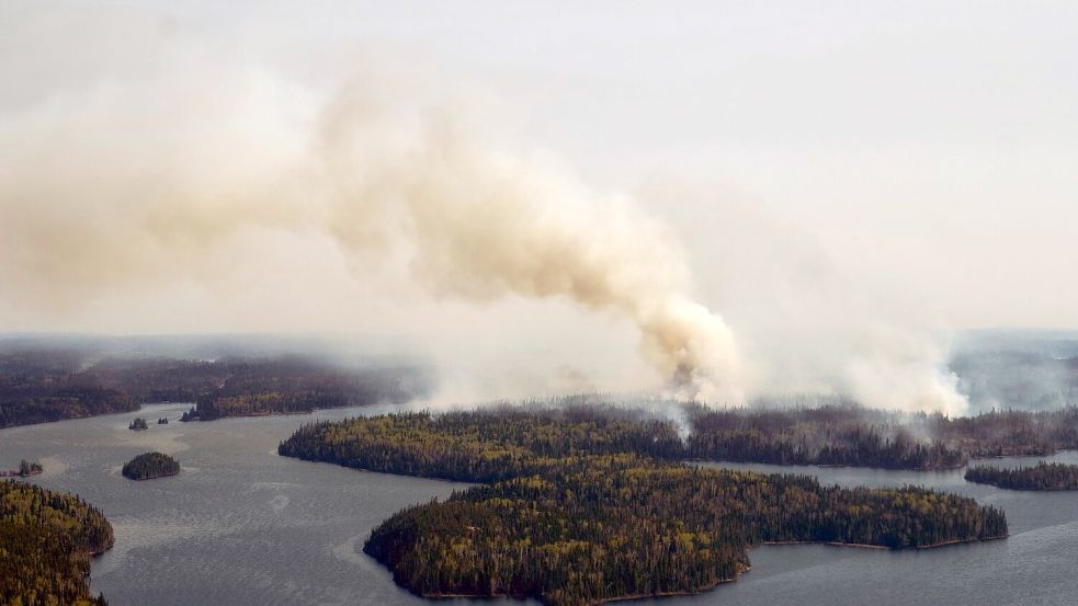 Ein Waldbrand im Norden Manitobas in der Nähe von Flin Flon. Foto: David Lipnowski/The Canadian Press via AP/dpa