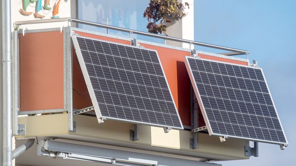 Sonnenkollektoren sind an einem Balkon installiert. Foto: Stefan Sauer/dpa