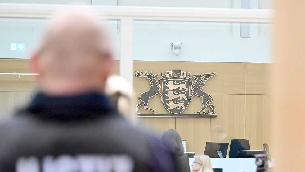 Ein Justizbeamter im Gerichtssaal in Stuttgart-Stammheim. Foto: Bernd Weißbrod/dpa-Pool/dpa