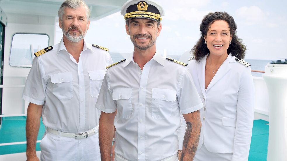 Auch in den neuen „Traumschiff“-Folgen sind Staffkapitän Martin Grimm (Daniel Morgenroth), Kapitän Max Parger (Florian Silbereisen) und Hoteldirektorin Hanna Liebhold (Barbara Wussow) wieder mit an Bord. Foto: ZDF