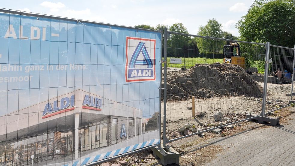 Am Bauzaun wird deutlich: Hier entsteht ein neuer Aldi-Markt. Foto: Ullrich