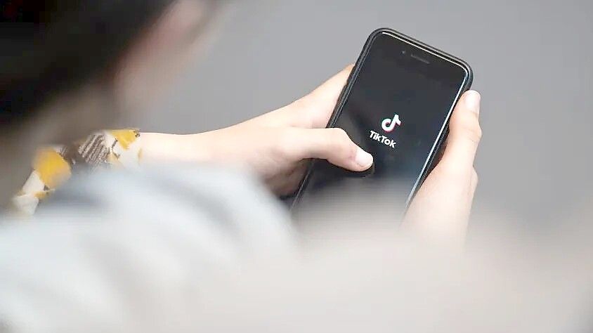 Immer wieder machen Kinder und Jugendliche lebensbedrohliche Mutproben, um Videos davon bei TikTok hochzuladen. Symbolfoto: Hannes P. Albert/DPA