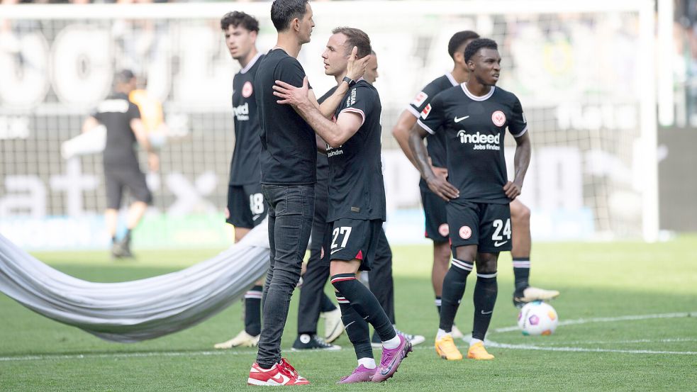 Als Verlierer doch ein Gewinner? In diese zweifelhafte Lage kann Eintracht Frankfurt mit Trainer Dino Toppmöller und Mario Götze am letzten Spieltag zum Glück nicht mehr kommen. Foto: imago/Sven Simon