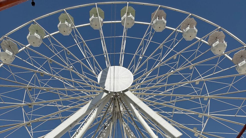 Das 40 Meter hohe Riesenrad bietet einen spektakulären Ausblick über Norden. Foto: Rebecca Kresse