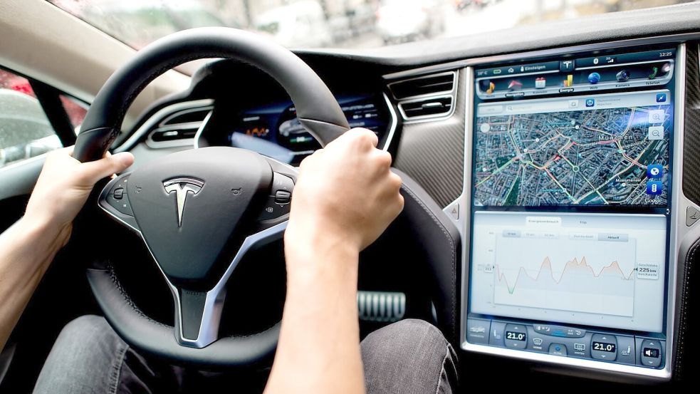 Ein Mann sitzt in einem Tesla Model S am Lenkrad: Elon Musk sagt, er sei mit seinen Versprechen zu selbstfahrenden Autos oft zu optimistisch gewesen. Foto: Sven Hoppe/dpa