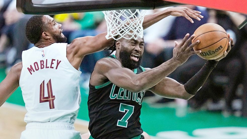 Jaylen Brown (r) von den Boston Celtics zieht zum Korb der Cleveland Cavaliers. Foto: Charles Krupa/AP