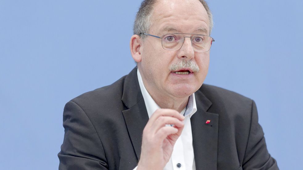 Ampel muss schädlichen Sparkurs aufgeben: DGB-Vorstandsmitglied Stefan Körzell. Foto: IMAGO/Jürgen Heinrich