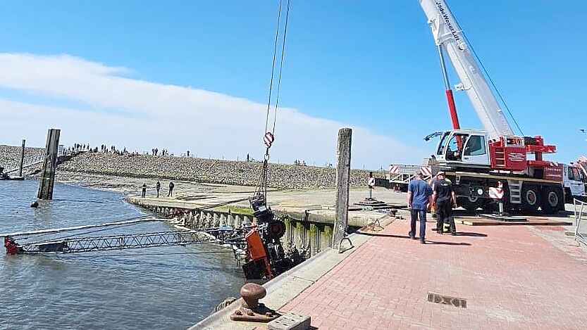 Ein großer Kran wurde für die Bergung auf die Insel gebracht. Foto: Polizei