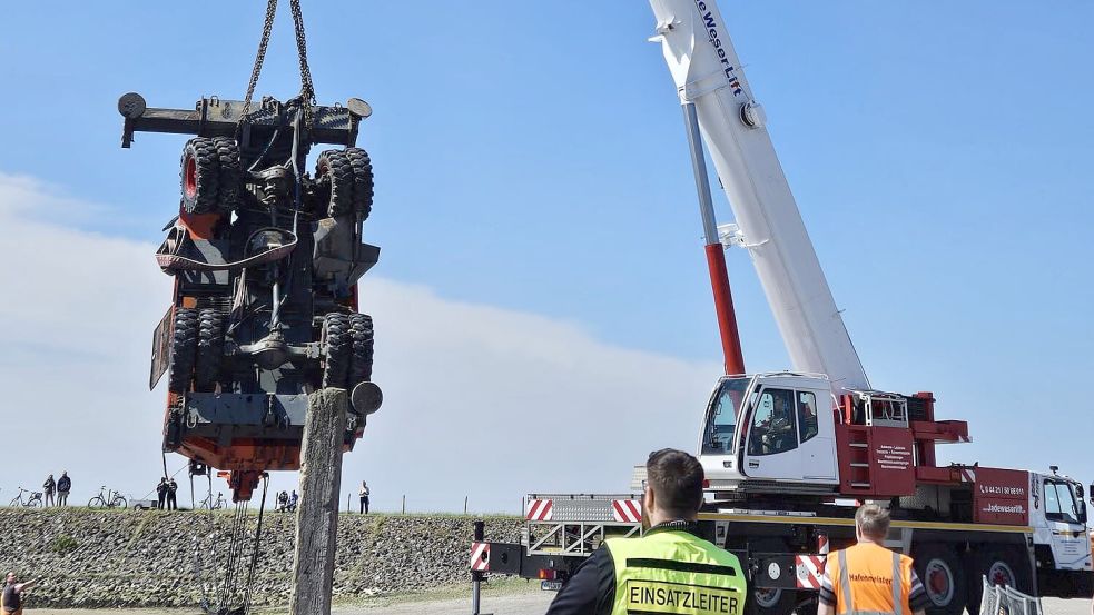 Der Autokran hob den Lkw-Kran aus dem Wasser. Foto: Polizei