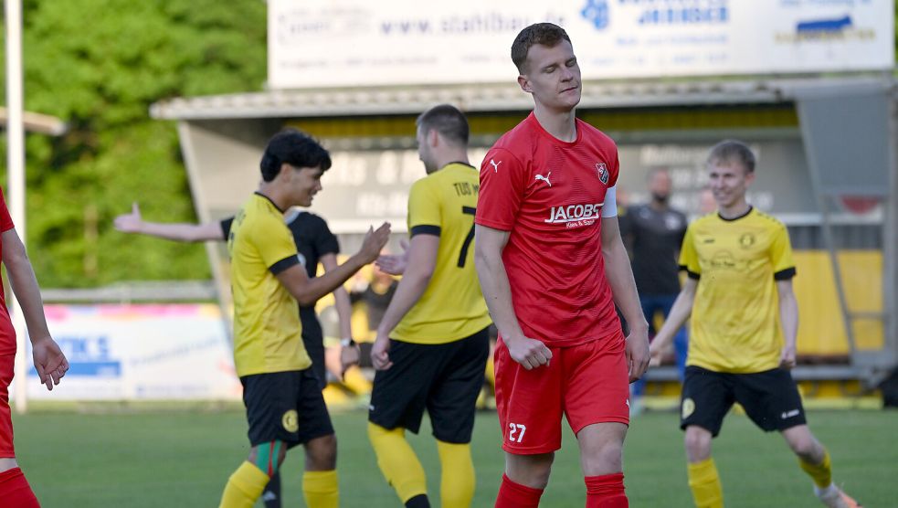 Die Tor-Party von Middels sorgte natürlich für Frust beim SV Holtland. Foto: Doden/Blomberg