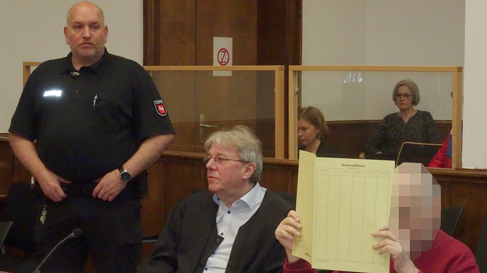 Der Angeklagte bei Prozessbeginn mit seinem Verteidiger Michael Schmidt. Er hielt sich einen Aktendeckel vors Gesicht. Foto: Luppen/Archiv