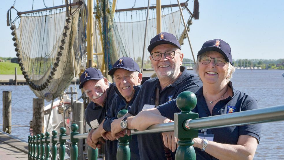 Die vier Krummhörner freuen sich auf ihre neue Aufgabe als Gästeführer in Greetsiel.