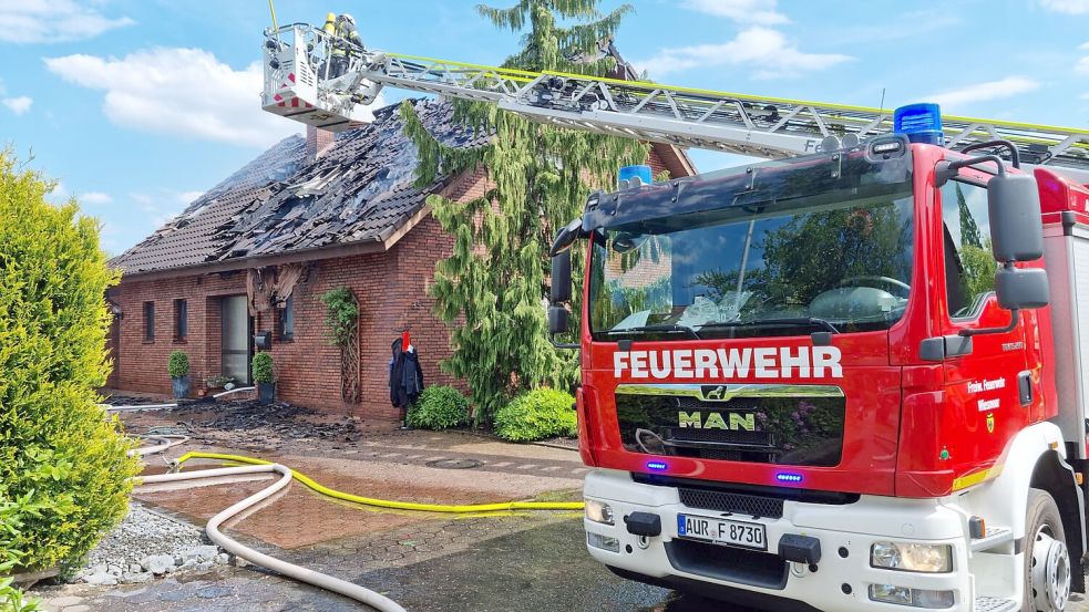 Die Feuerwehr ist am Donnerstagmittag zu einem Brand in Ostgroßefehn ausgerückt. Foto: Jan-Marco Bienhoff