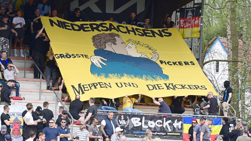 Fußball-Oberligist Atlas Delmenhorst ist vom Niedersächsischen Fußballverband nun für dieses Fanbanner im Heimspiel gegen Kickers Emden sanktioniert worden. Foto: Rolf Tobis