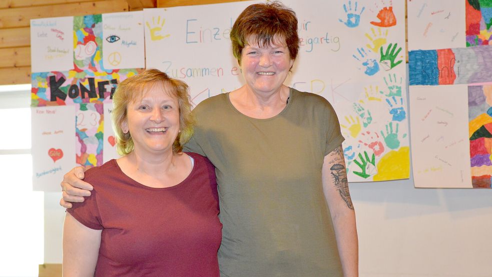 Ursel Eden (links) von der Kleiderbörse Wiesmoor und Herma Schoon von „Hermas Box“ sind mit Herzblut im Einsatz für Bedürftige. Foto: Hanz