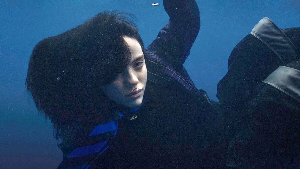 Billie Eilish allein unter Wasser. Foto: Universal Music/dpa