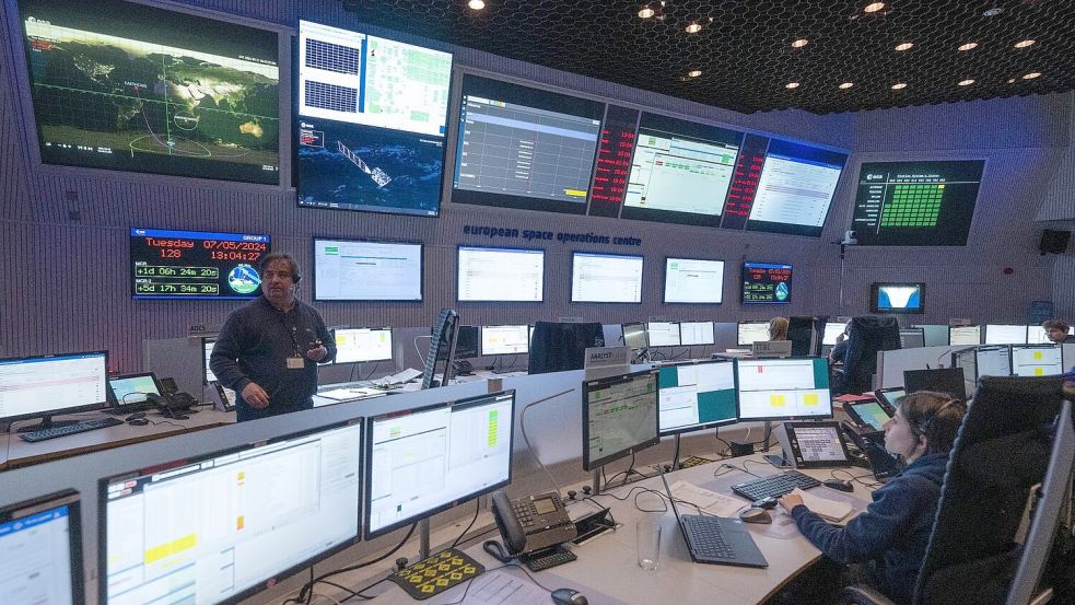 Das Satelliten-Kontrollzentrum der ESA. Foto: Boris Roessler/dpa