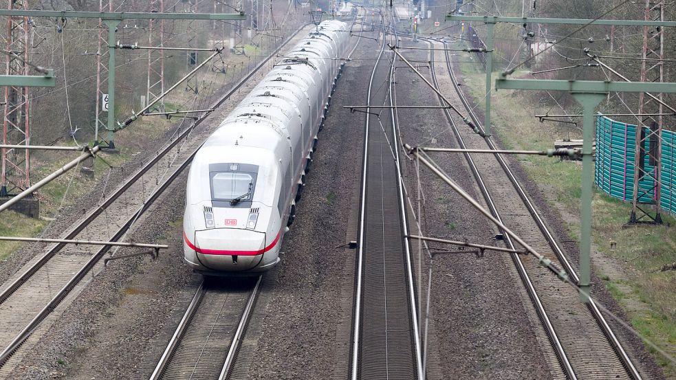 Die Linke will, dass da Deutschlandticket bald auch im ICE gültig ist. Foto: dpa/Julian Stratenschulte