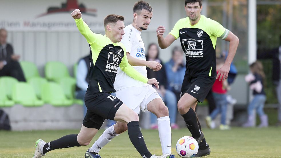 GW Firrel (links Nico Gereke, rechts Tim Schouer) möchte den ersten Matchball zum Klassenerhalt verwandeln. Das würde auch dem TuS Esens (Mitte Niklas Pinkernell) gefallen. Foto: Doden, Emden