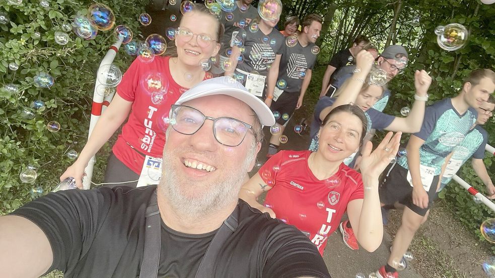 Sogar Seifenblasen gab es auf der Strecke. Das Foto zeigt die Läufer Dirk Hellmers mit Doris Schulte (links) und Clarissa Scherzer (rechts). Foto: Hellmers