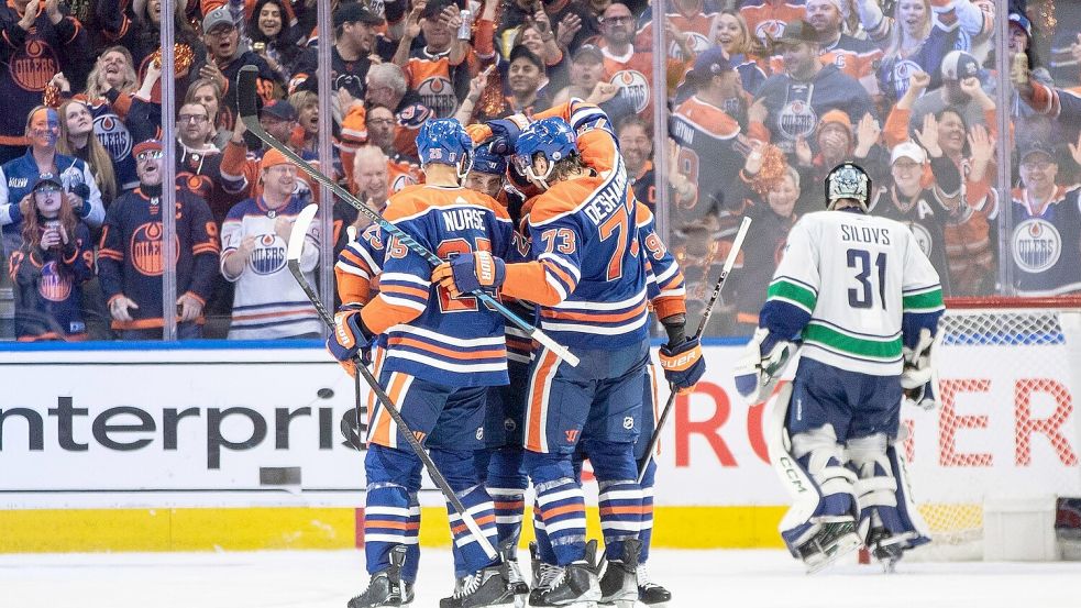 In der Playoff-Serie zwischen den Edmonton Oilers und den Vancouver Canucks steht es nun 3:3. Foto: JASON FRANSON/The Canadian Press/AP/dpa
