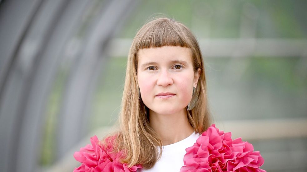 Die Schriftstellerin Caroline Wahl veröffentlicht ihren neuen Roman „Windstärke 17“. Foto: Jens Kalaene/dpa