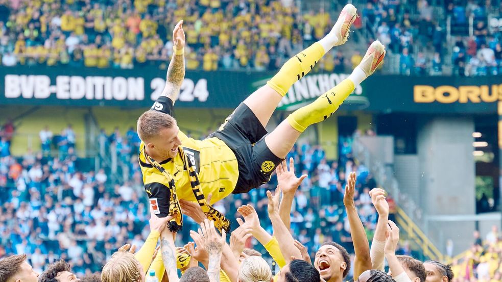 Dortmunds Marco Reus wird nach dem Spiel von seinen Mitspielern gefeiert. Foto: Bernd Thissen/dpa