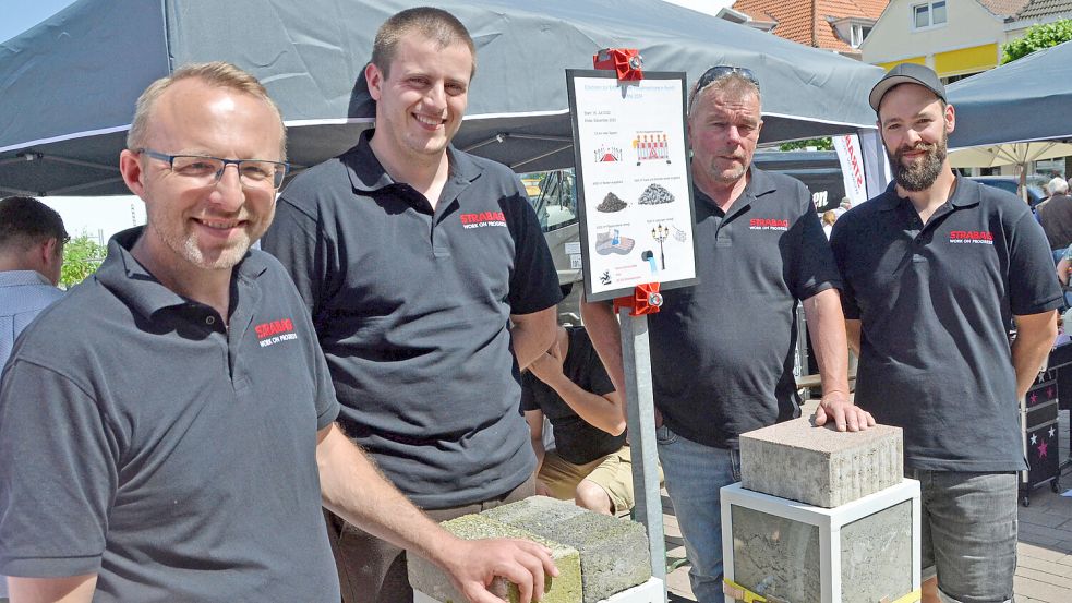 Mitarbeiter der Baufirma Strabag zeigten die Steine der Fußgängerzone, die auf 6200 Quadratmeter verlegt wurden. Foto: Aiko Recke