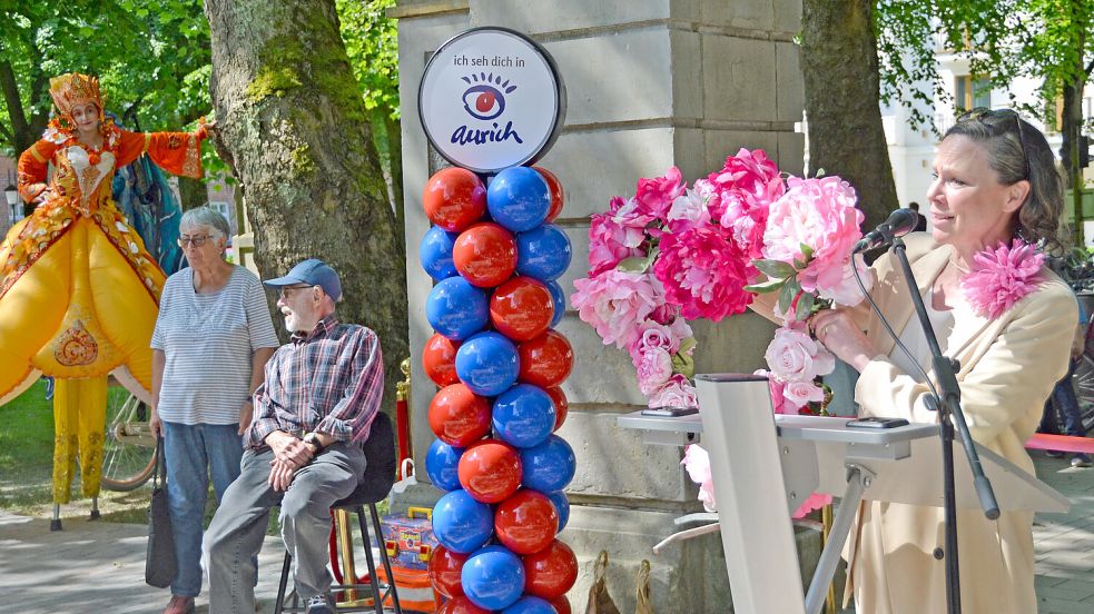 Heida Haltermann vom Kaufmännischen Verein brachte ein Blumenherz mit zur Eröffnung. Foto: Aiko Recke